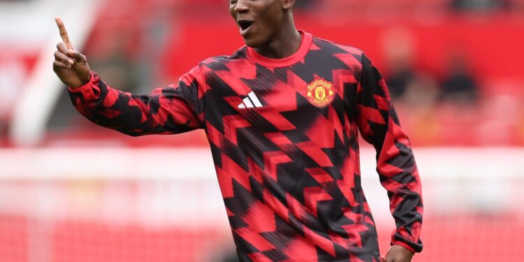 Club legend urges Man United star to go against Ruben Amorim