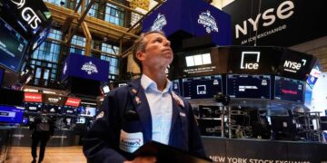 Despite weaker U.S. job market data, stock markets are holding steady – National