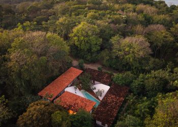 A Striking Costa Rican Beach House Pays Tribute to Latin America