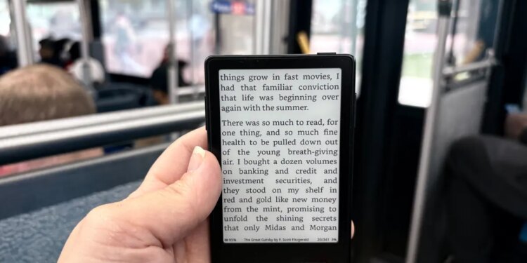 This tiny, magnetic e-reader could stop you from doomscrolling