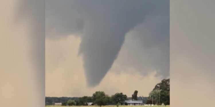 Tornado rips through southeast Illinois