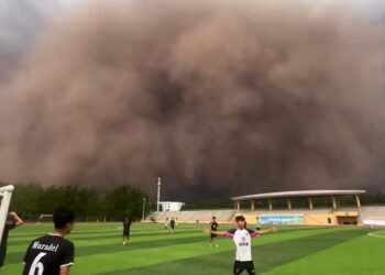 Wall of dust engulfs this Chinese city