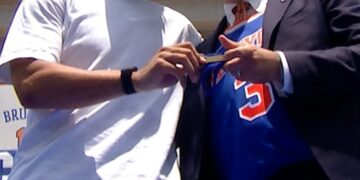 Mamdani presents Knicks with keys to city