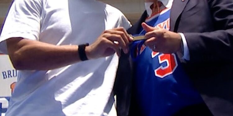 Mamdani presents Knicks with keys to city