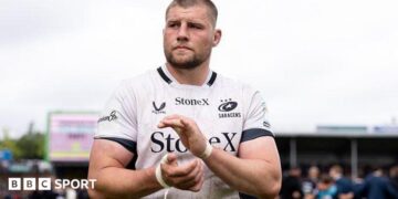 Tom Willis: Saracens forward wins Prem player of year before France move