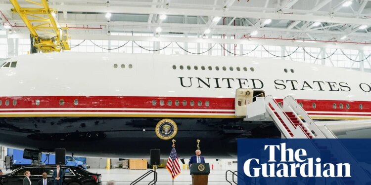 Trump unveils new Air Force One, a converted Qatari 747 | Donald Trump