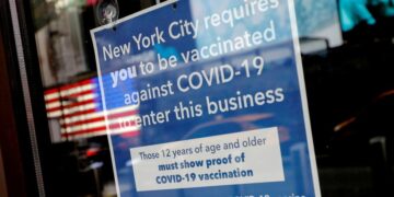 NYC vaccine-checker caught in her own trap — RT USA News
