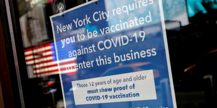 NYC vaccine-checker caught in her own trap — RT USA News