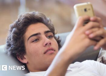 More than a third of UK phone use is aimless scrolling, report suggests