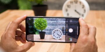 Apple itself is finally tearing down an annoying wall between iPhone and Android