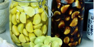 Chinese Pickled Garlic (Laba Garlic)