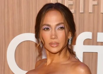 Jennifer Lopez Reveals Just How a Man Can Get Her Attention