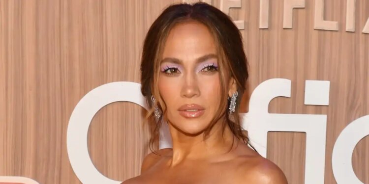 Jennifer Lopez Reveals Just How a Man Can Get Her Attention