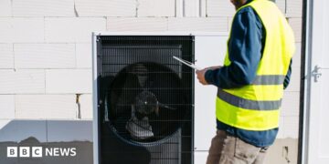 Heat pump growth stalls as government support cut, warns climate watchdog