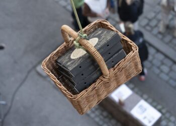 A Norwegian man has turned his Oslo balcony into a viral pizza spot