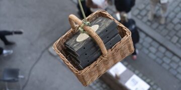 A Norwegian man has turned his Oslo balcony into a viral pizza spot