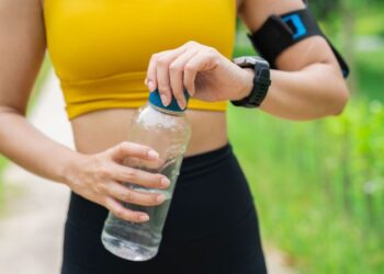 US heat wave doesn’t have to derail summer fun or fitness. Here are hydration tips, what to eat and when to exercise
