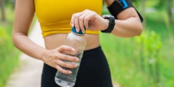US heat wave doesn’t have to derail summer fun or fitness. Here are hydration tips, what to eat and when to exercise