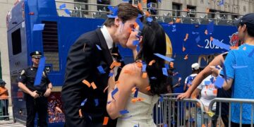 They got married during the Knicks parade