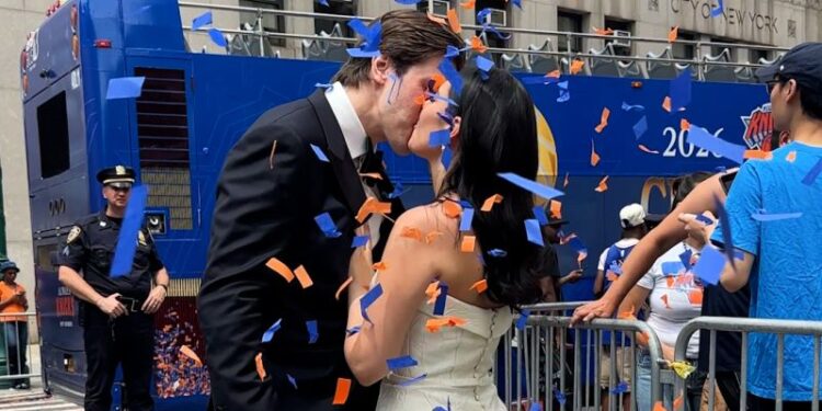 They got married during the Knicks parade