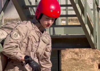 Spain’s future queen jumps out of plane in military exercise | Lifestyle