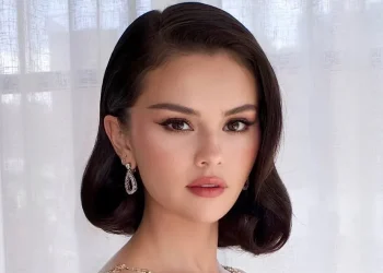 Selena Gomez Channeled Pure, Bombshell Glam for Taylor Swift’s Wedding