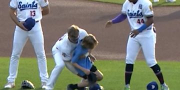 Top MLB prospect carries fainting child off field