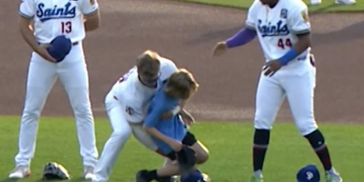 Top MLB prospect carries fainting child off field